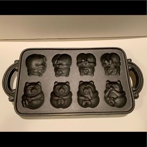 VINTAGE JOHN WRIGHT CAST IRON TEDDY BEAR PAN.